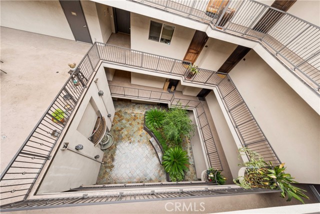 Detail Gallery Image 12 of 53 For 11218 Camarillo St #404,  Toluca Lake,  CA 91602 - 3 Beds | 3 Baths