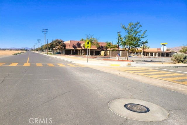 33 Mesquite Road, Apple Valley CA: https://media.crmls.org/medias/f0cdb70d-18e3-4b1c-9102-b0a93aa20ce4.jpg