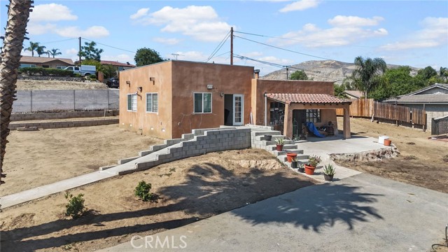 8035 Santa Rita Street, Corona CA: https://media.crmls.org/medias/f0cfd41e-9124-4478-9465-c5ee32455897.jpg