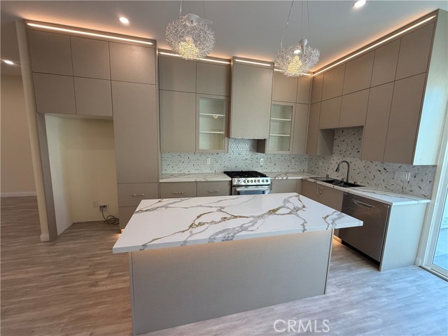 Detail Gallery Image 3 of 9 For 8149 Saint Clair Ave, North Hollywood,  CA 91605 - 6 Beds | 5 Baths