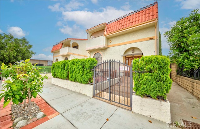 215 N Maple Avenue, Montebello CA: https://media.crmls.org/medias/f0d650dc-4c5c-450d-b374-6eea53596b3f.jpg
