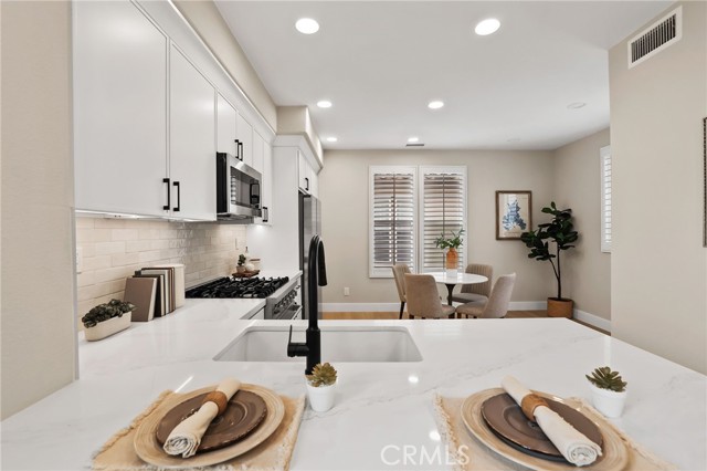 Detail Gallery Image 11 of 59 For 302 Tall Oak, Irvine,  CA 92603 - 3 Beds | 3/1 Baths