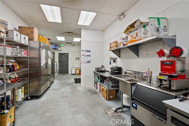 39438 Trade Center Drive, Palmdale CA: https://media.crmls.org/medias/f0da5843-1689-4d78-b6b9-3d8672fe2fac.jpg
