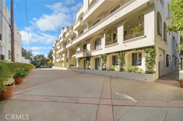 Detail Gallery Image 2 of 23 For 453 S Barrington, Los Angeles,  CA 90049 - 2 Beds | 3 Baths