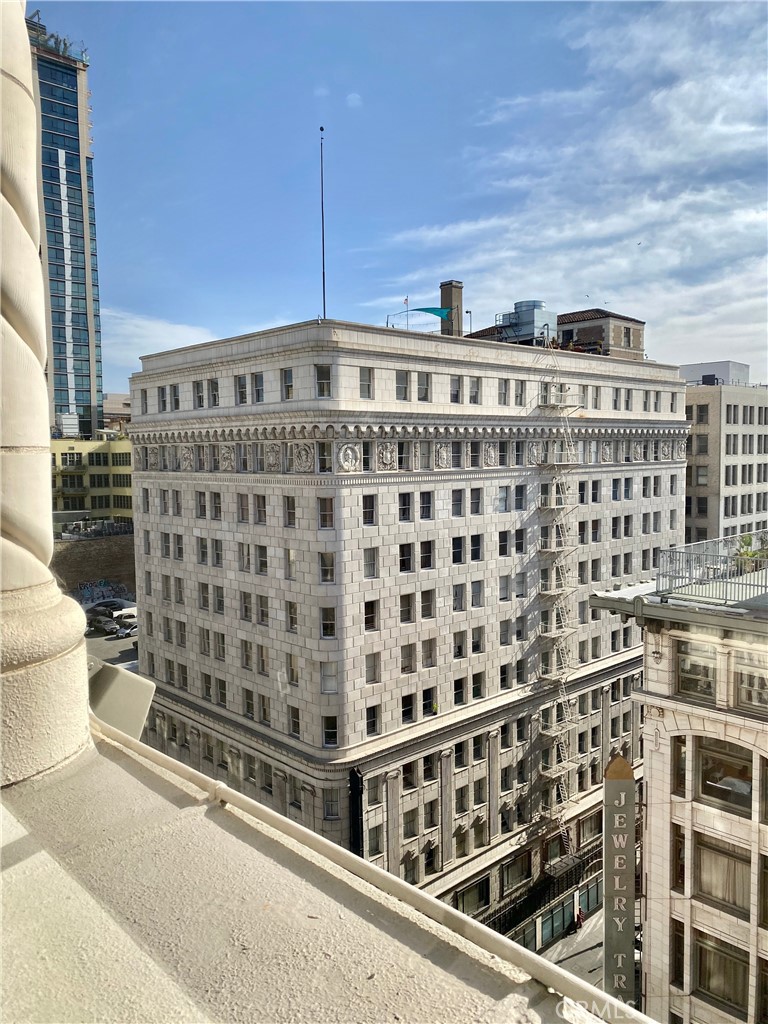 https://media.crmls.org/medias/f0de8dc3-de83-45c0-b75d-e5500d4dd316.jpg?preset=X-Large