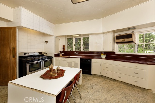 Detail Gallery Image 16 of 75 For 28641 North Shore Rd, Lake Arrowhead,  CA 92352 - 14 Beds | 11/1 Baths