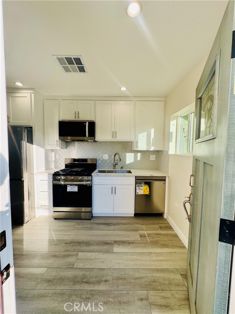 Detail Gallery Image 2 of 31 For 9318 Encino Ave, Northridge,  CA 91325 - 3 Beds | 3 Baths