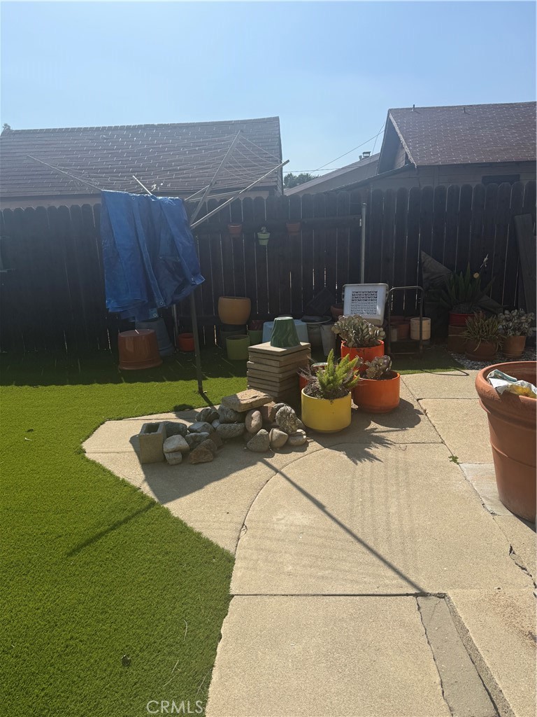 https://media.crmls.org/medias/f0e8c21b-f2f9-483d-b22f-921dacf45014.jpg?preset=X-Large