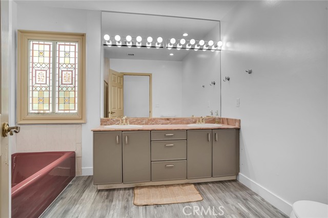 Detail Gallery Image 29 of 39 For 19710 Henshaw St, Woodland Hills,  CA 91364 - 4 Beds | 4 Baths