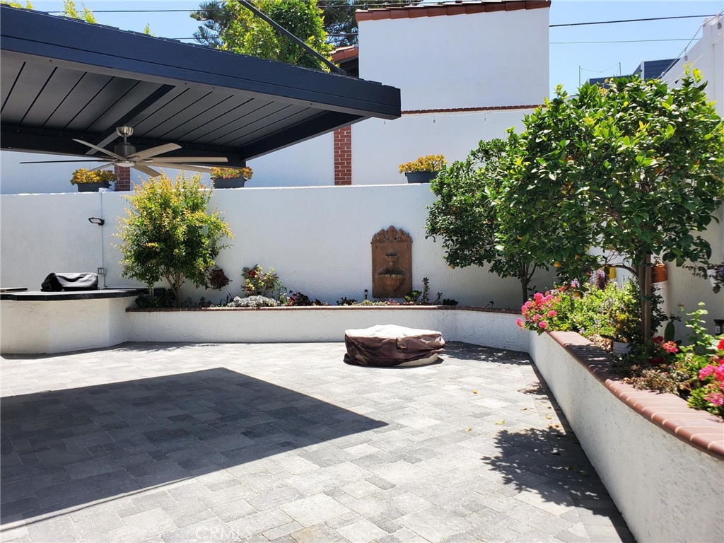 https://media.crmls.org/medias/f0e9f34f-bcb3-4bfb-92d5-c67f14257359.jpg?preset=X-Large