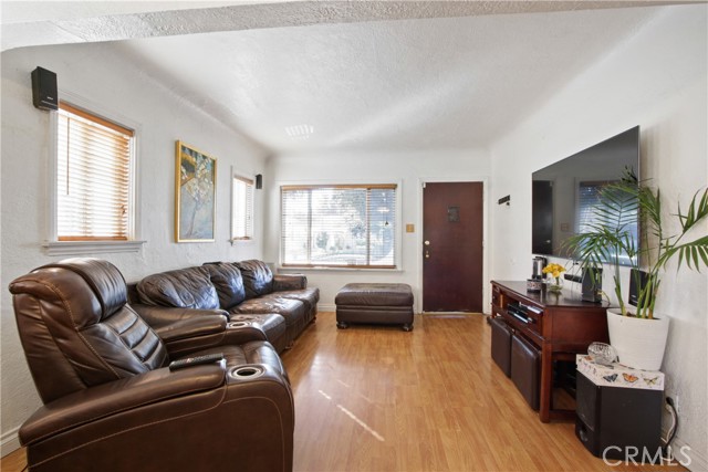 Detail Gallery Image 3 of 11 For 305 E 52nd St, Long Beach,  CA 90805 - 2 Beds | 1 Baths