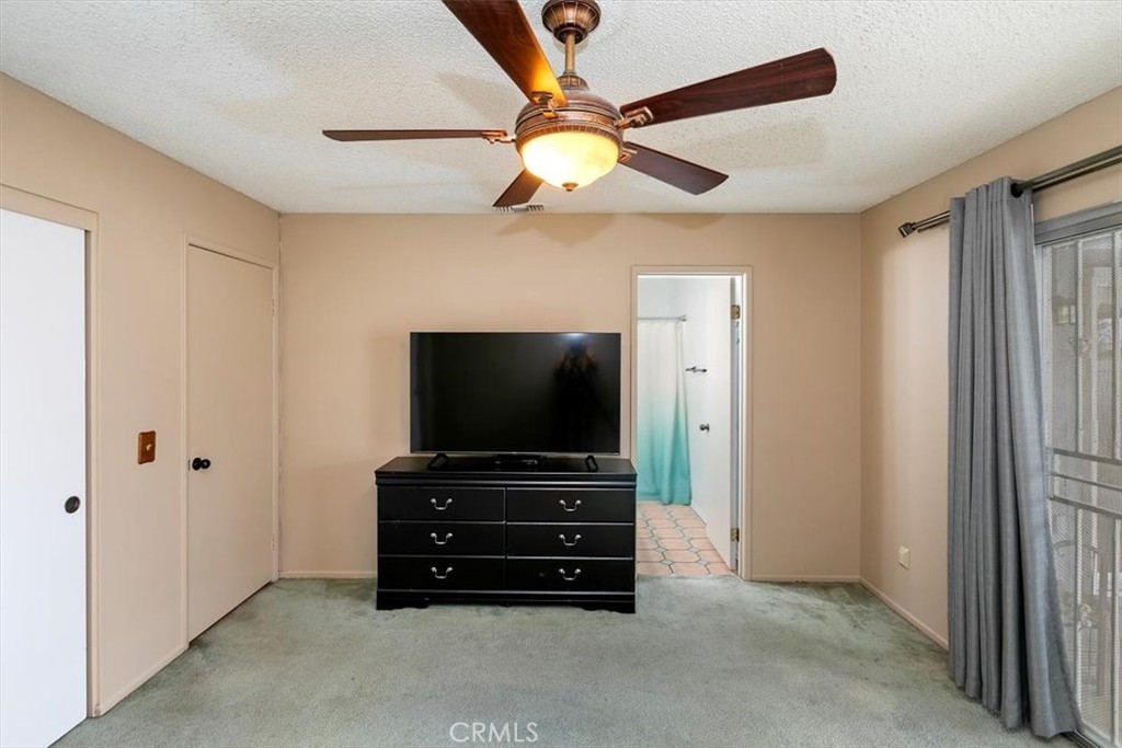 https://media.crmls.org/medias/f0ee80c6-6d1e-4121-b668-1abdd9d8229b.jpg?preset=X-Large