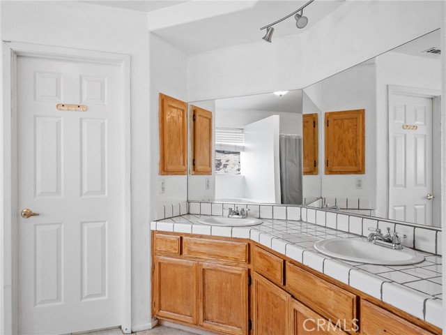 16409 Pauhaska Court, Apple Valley CA: https://media.crmls.org/medias/f0f06036-2dff-4eb3-bf41-bea596f526f9.jpg