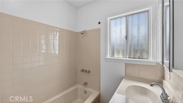 Detail Gallery Image 19 of 44 For 200 E Century Bld, Los Angeles,  CA 90003 - 2 Beds | 1 Baths