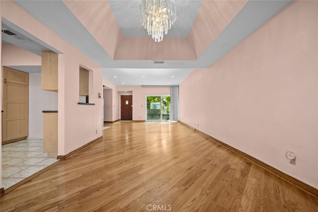 https://media.crmls.org/medias/f0f2fccf-de3f-4865-98ca-ceb30f500ee9.jpg?preset=X-Large