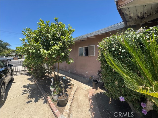 2124 W Civic Center Drive, Santa Ana CA: https://media.crmls.org/medias/f0f426b2-ce28-4c7a-8f05-5420a35dfab3.jpg