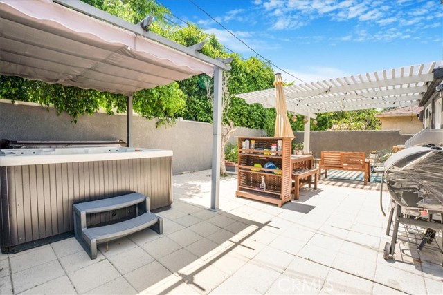 2481 S Bundy Drive, Los Angeles CA: https://media.crmls.org/medias/f0f4ca8b-dacd-4805-960b-0123e976335c.jpg