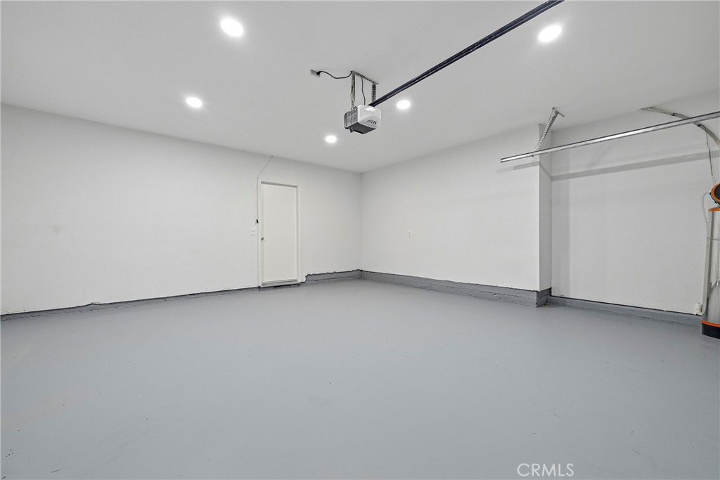 https://media.crmls.org/medias/f0f6c174-e02e-424c-b213-f0014a32fa95.jpg?preset=X-Large
