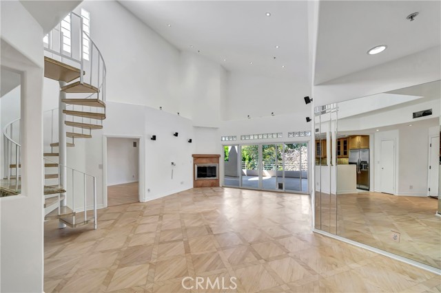 4477 Woodman AVE Unit: 305