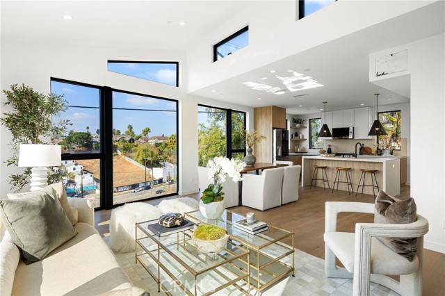 Detail Gallery Image 2 of 19 For 955 Everett St, Los Angeles,  CA 90026 - 2 Beds | 2/1 Baths