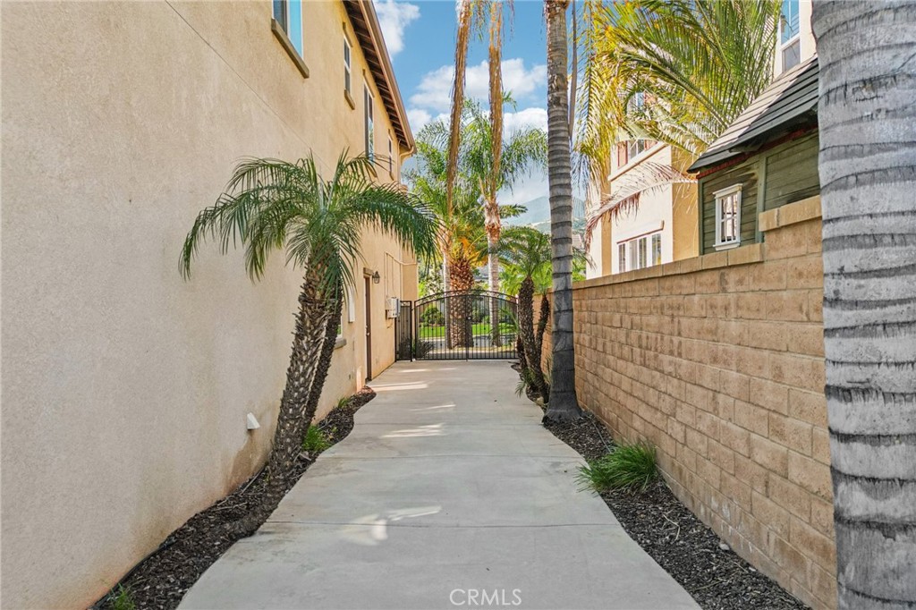 https://media.crmls.org/medias/f0fc6c09-3458-4f66-b081-ffa5fb6887fa.jpg?preset=X-Large