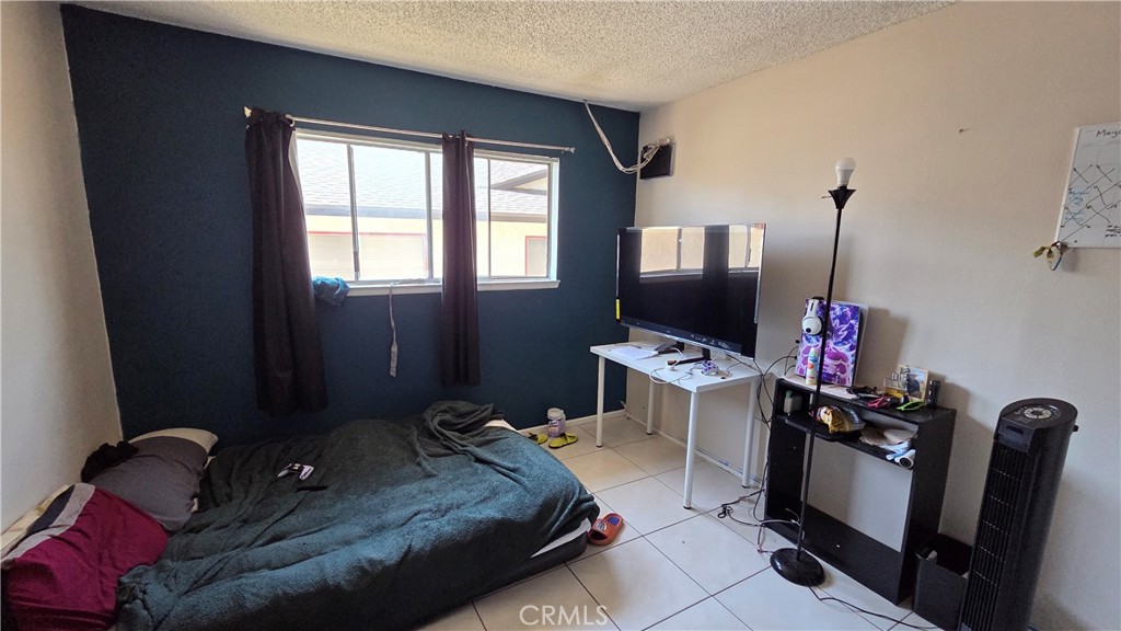 https://media.crmls.org/medias/f0ff1182-37e9-476e-b6c0-c596ef7f3372.jpg?preset=X-Large