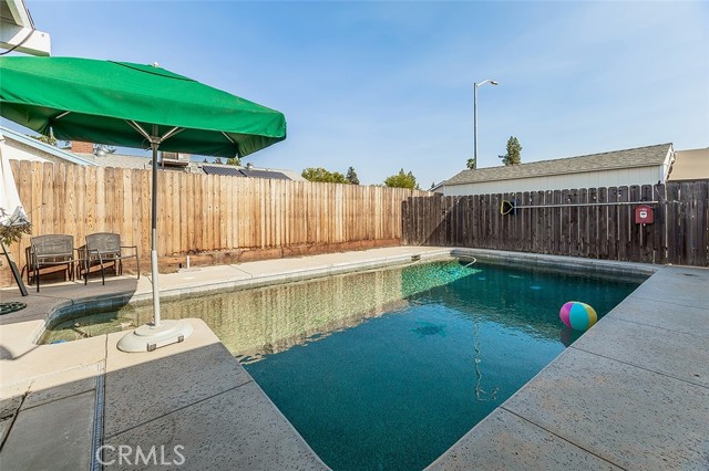 2468 Laverne, Clovis CA: https://media.crmls.org/medias/f10013d0-d6d3-4347-8333-92f63009bd6e.jpg