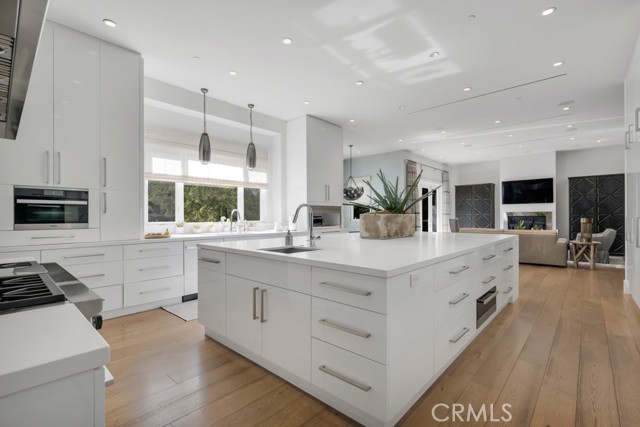 Detail Gallery Image 24 of 75 For 17950 Rancho St, Encino,  CA 91316 - 5 Beds | 6 Baths