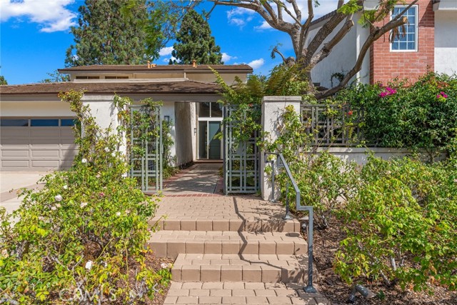 Detail Gallery Image 2 of 39 For 6 Rue Marseille, Newport Beach,  CA 92660 - 3 Beds | 2/1 Baths