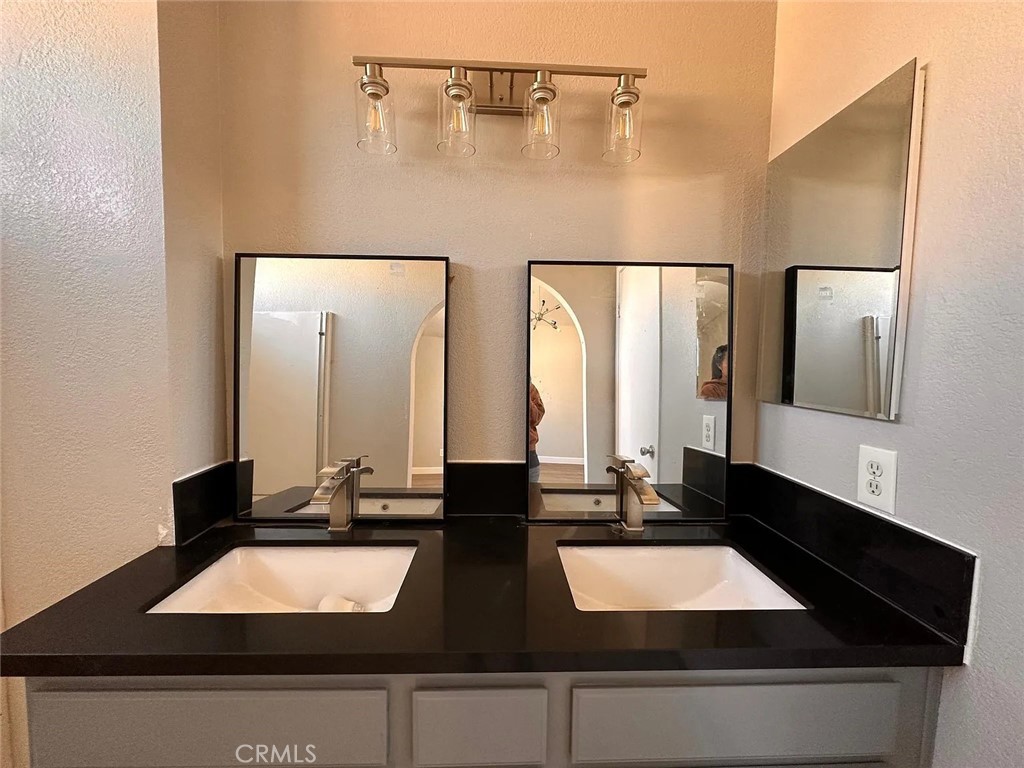 https://media.crmls.org/medias/f10240c0-8ec5-43c8-a9da-c4b9ec9628f4.jpg?preset=X-Large