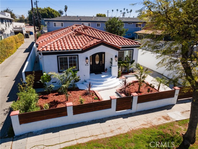 Detail Gallery Image 2 of 30 For 916 N Oxford Ave, Los Angeles,  CA 90029 - 4 Beds | 2/1 Baths