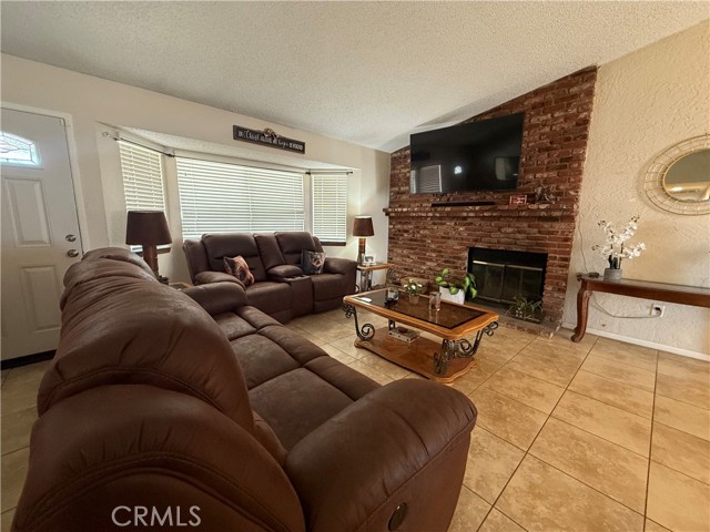 21275 Pocomoke Court, Apple Valley CA: https://media.crmls.org/medias/f104aebf-9151-4df8-8e91-dee5e486e1bc.jpg