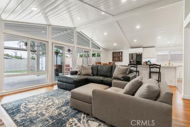 Detail Gallery Image 5 of 34 For 16750 Septo, Northridge,  CA 91343 - 5 Beds | 3 Baths