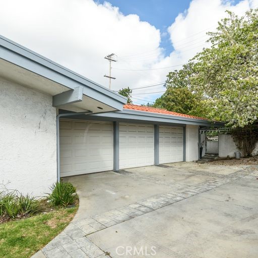 view of 3 car garage extraq parking to the right