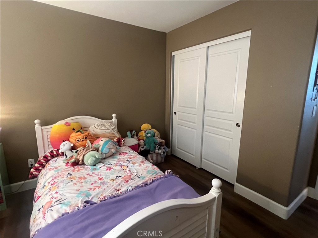 https://media.crmls.org/medias/f10bb2e4-920b-4b7a-9264-a27d604d9b30.jpg?preset=X-Large
