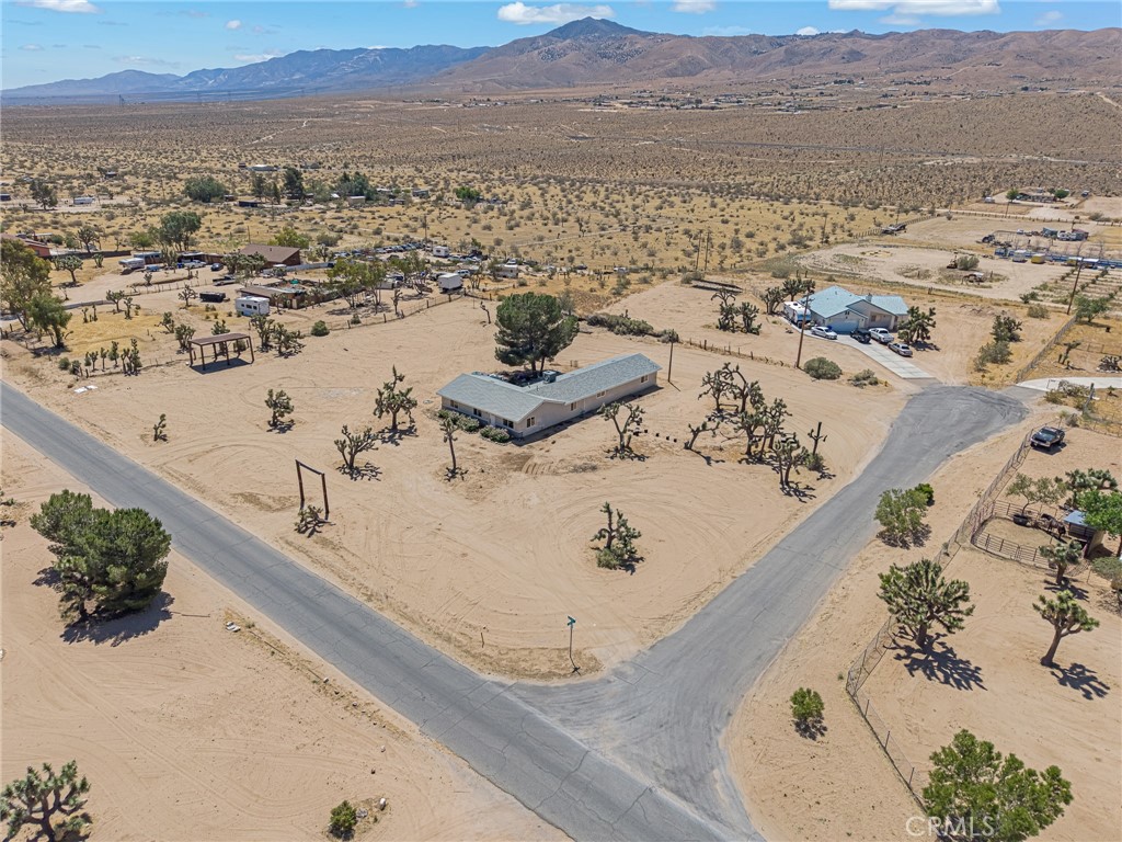 https://media.crmls.org/medias/f10e81b1-a7ae-4c31-859c-3d3f4265e89c.jpg?preset=X-Large