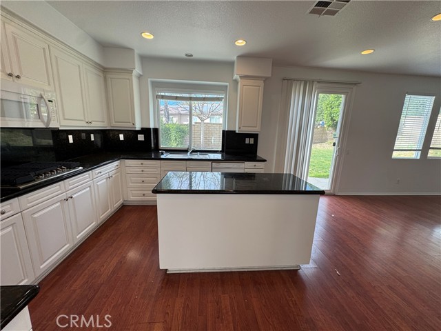 Detail Gallery Image 8 of 57 For 22219 Trinity Pl, Saugus,  CA 91390 - 5 Beds | 3 Baths