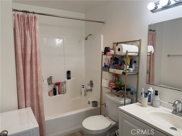 219 E Maple Street, Glendale CA: https://media.crmls.org/medias/f10fc206-a87a-4261-a4b4-e45ec63319d1.jpg