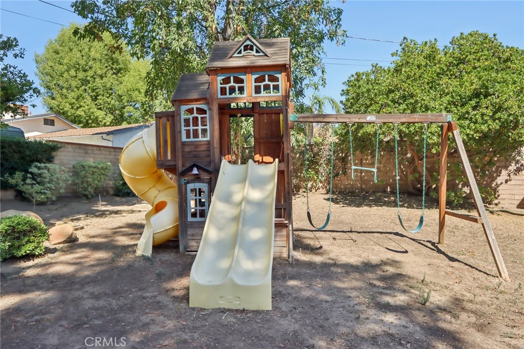 https://media.crmls.org/medias/f1137645-1215-414b-9b16-f88287e69aa8.jpg?preset=X-Large