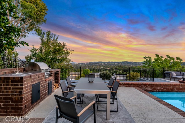 Detail Gallery Image 17 of 30 For 5952 Woodland View Dr, Woodland Hills,  CA 91367 - 5 Beds | 4 Baths