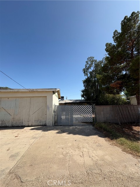 927 E. Murphy, Blythe CA: https://media.crmls.org/medias/f113f747-c2b5-4b74-9c9f-a4cdd848e93e.jpg