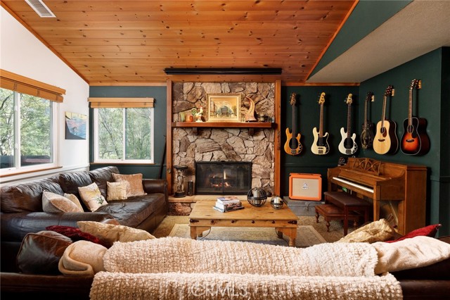 Detail Gallery Image 5 of 46 For 453 Davos, Crestline,  CA 92325 - 5 Beds | 2/1 Baths