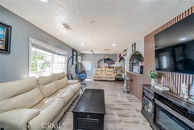 Detail Gallery Image 8 of 24 For 14828 Ivy, Fontana,  CA 92335 - 4 Beds | 2 Baths