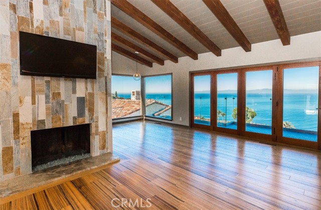 Living room overlook to dining room
