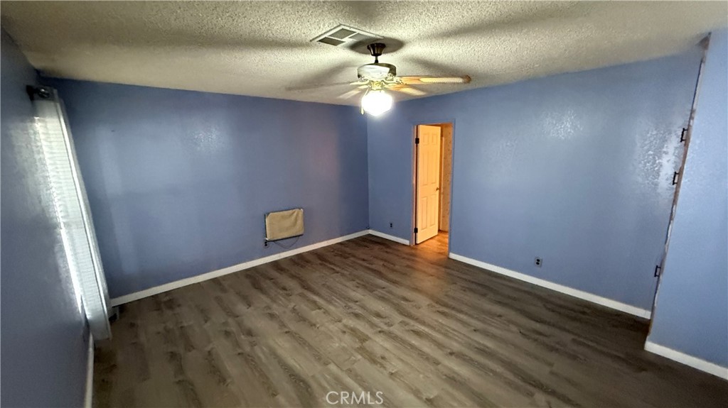 https://media.crmls.org/medias/f1162490-ba17-4ec4-8d2f-fc8bdcdf4ee1.jpg?preset=X-Large