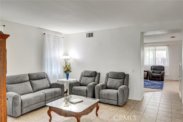 13576 Oxford Ct, Chino CA: https://media.crmls.org/medias/f1165665-2fde-4eec-bff2-bc3c218151a3.jpg