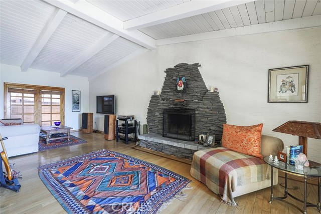 22526 Cass Avenue, Woodland Hills CA: https://media.crmls.org/medias/f118192e-72ba-4abe-bf8b-dfd9cce56458.jpg