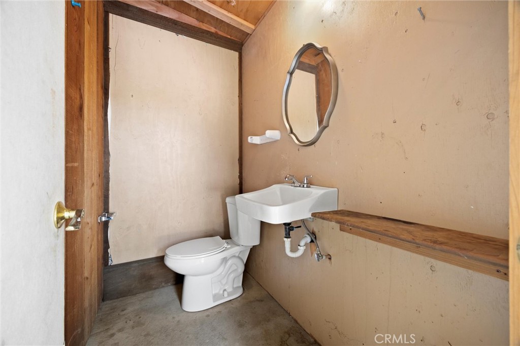 https://media.crmls.org/medias/f118a965-38e8-434e-8def-01d43f472bf1.jpg?preset=X-Large