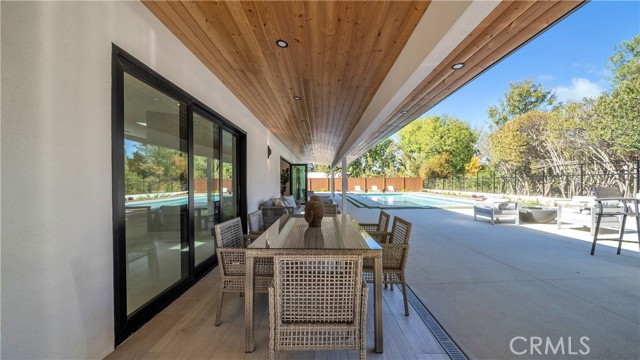 Detail Gallery Image 24 of 39 For 18829 Paseo Nuevo Dr, Tarzana,  CA 91356 - 4 Beds | 4/1 Baths