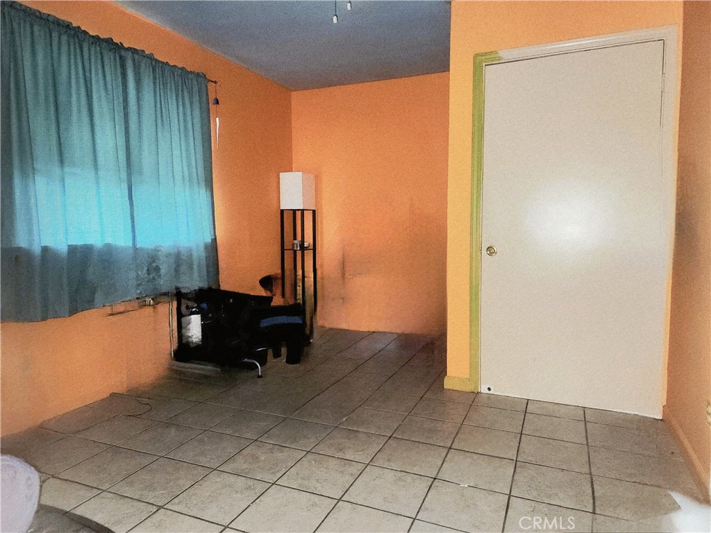 https://media.crmls.org/medias/f11be639-3023-4378-b266-6a65632fd01d.jpg?preset=X-Large
